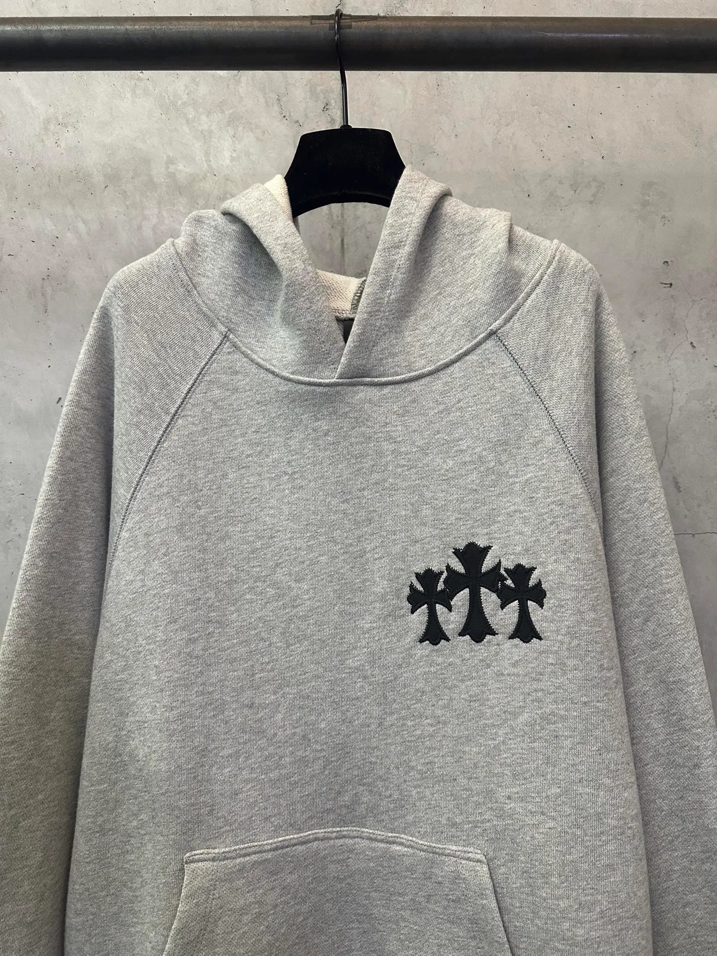 P530 Chrome Hearts ss25 logo embroidered hooded sweatshirt Fabric: Made of heavy fortress intertwined air cotton, full of texture, thick and solid, based on high-end ash tones Decorated with the Chrome Hearts cross patch stitch on the chest Customized hardware Thread Accessories Matching version Same style for men and women -Color: Gray -Size: S M L XL